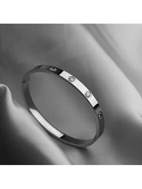 Elegant Silver Tone Bangle Bracelet with Screw Water Drill Detail – Unisex Style